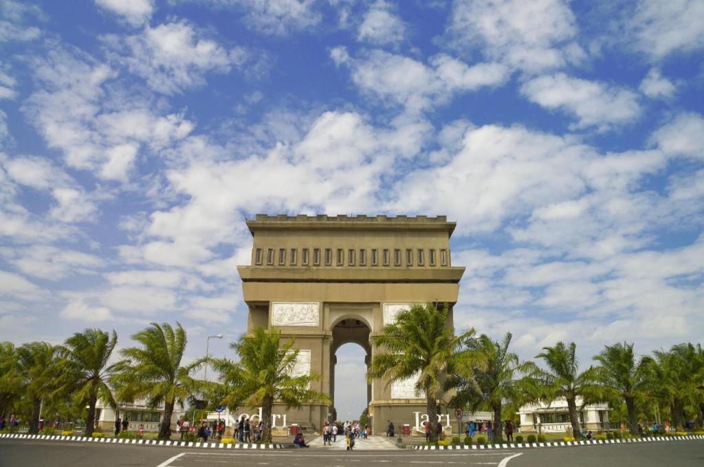Reddoorz Syariah Near Lapangan Pancasila Simpang Lima Pansiyon Semarang Dış mekan fotoğraf